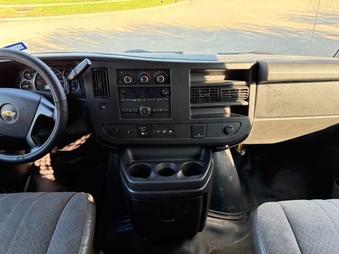 Used 2015 Chevrolet Express 2500 Extended Van 3D image 17