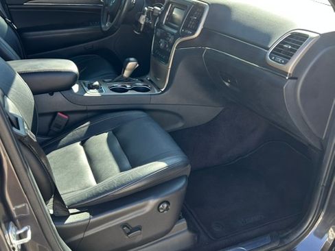 Used 2017 Jeep Grand Cherokee Limited image 12