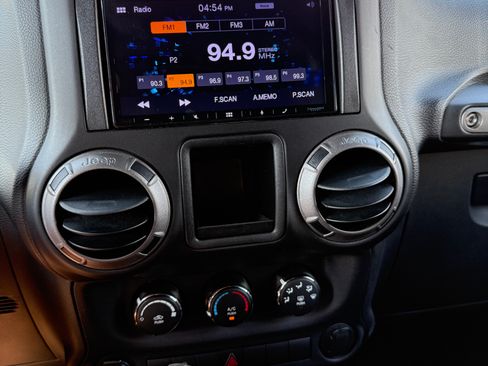 Used 2015 Jeep Wrangler Unlimited Sport AWD/4WD image 12