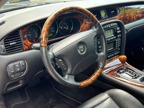 Used 2004 Jaguar XJ8 RWD image 16