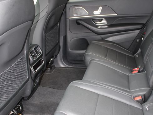 Used 2025 Mercedes-Benz GLS 450 4MATIC image 11
