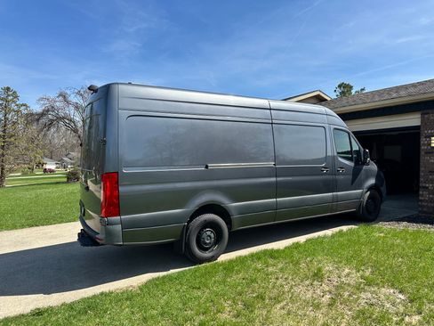 Used 2021 Mercedes-Benz Sprinter 2500 image 2