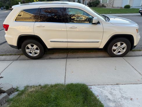 Used 2012 Jeep Grand Cherokee Laredo w/ Laredo E Group AWD/4WD image 9