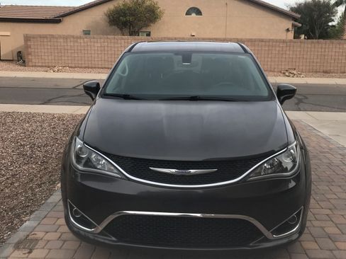 Used 2019 Chrysler Pacifica Touring Plus image 2