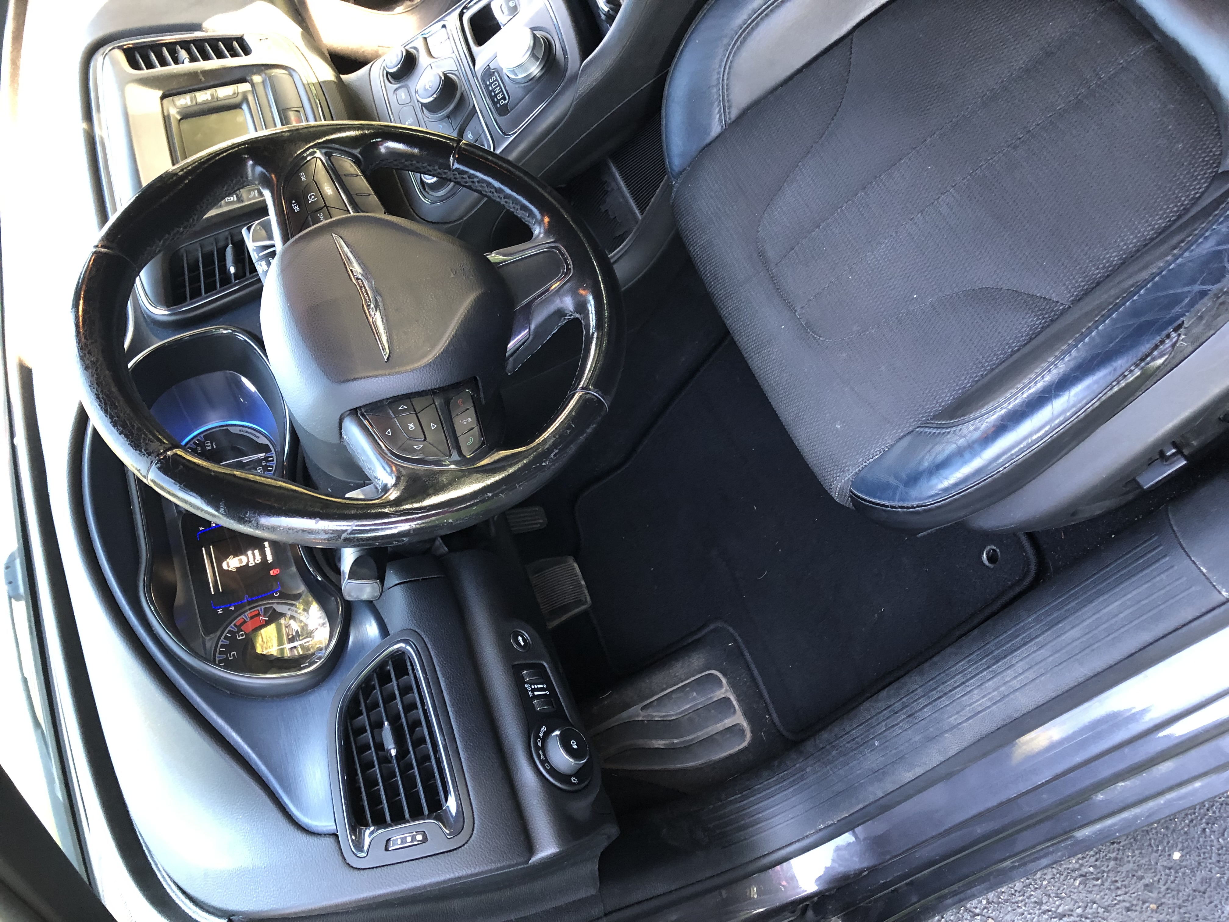 Used 2015 Chrysler 200 S FWD image 6