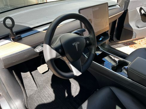 Used 2021 Tesla Model Y Long Range image 8