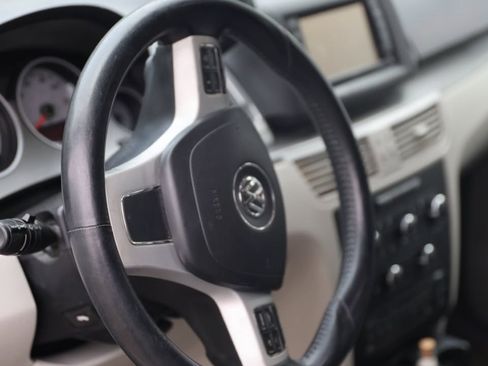 Used 2012 Volkswagen Routan SE FWD image 5