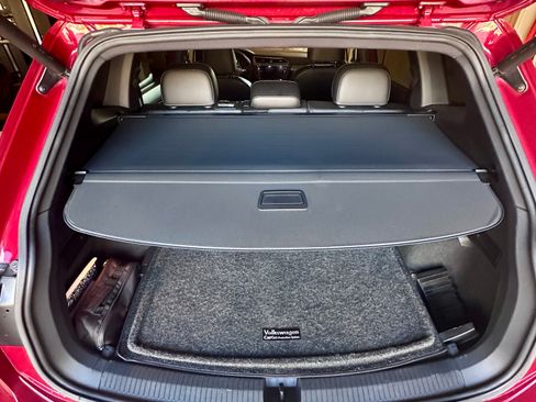 Used 2018 Volkswagen Tiguan SEL w/ R-Line Package image 14