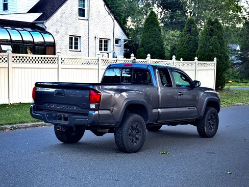 Used 2019 Toyota Tacoma TRD Off-Road AWD/4WD image 8