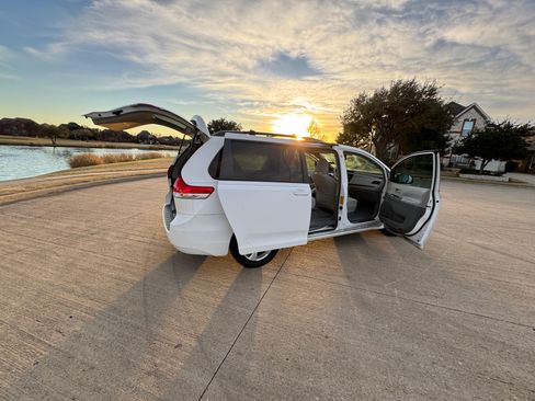 Used 2011 Toyota Sienna LE image 23