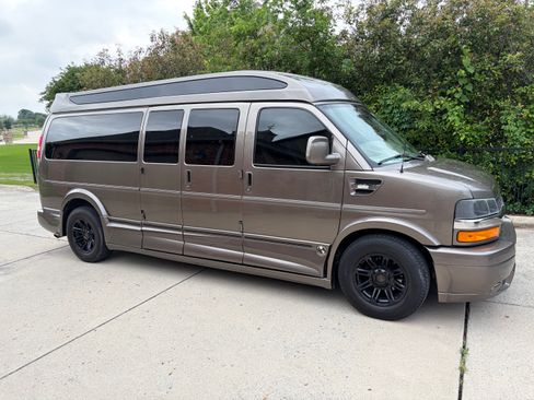 Used 2019 Chevrolet Express 2500 Extended RWD image 1