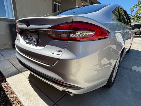 Used 2018 Ford Fusion SE w/ Fusion SE Technology Package FWD image 4