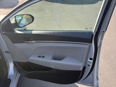 Used 2017 Hyundai Elantra SE image 11