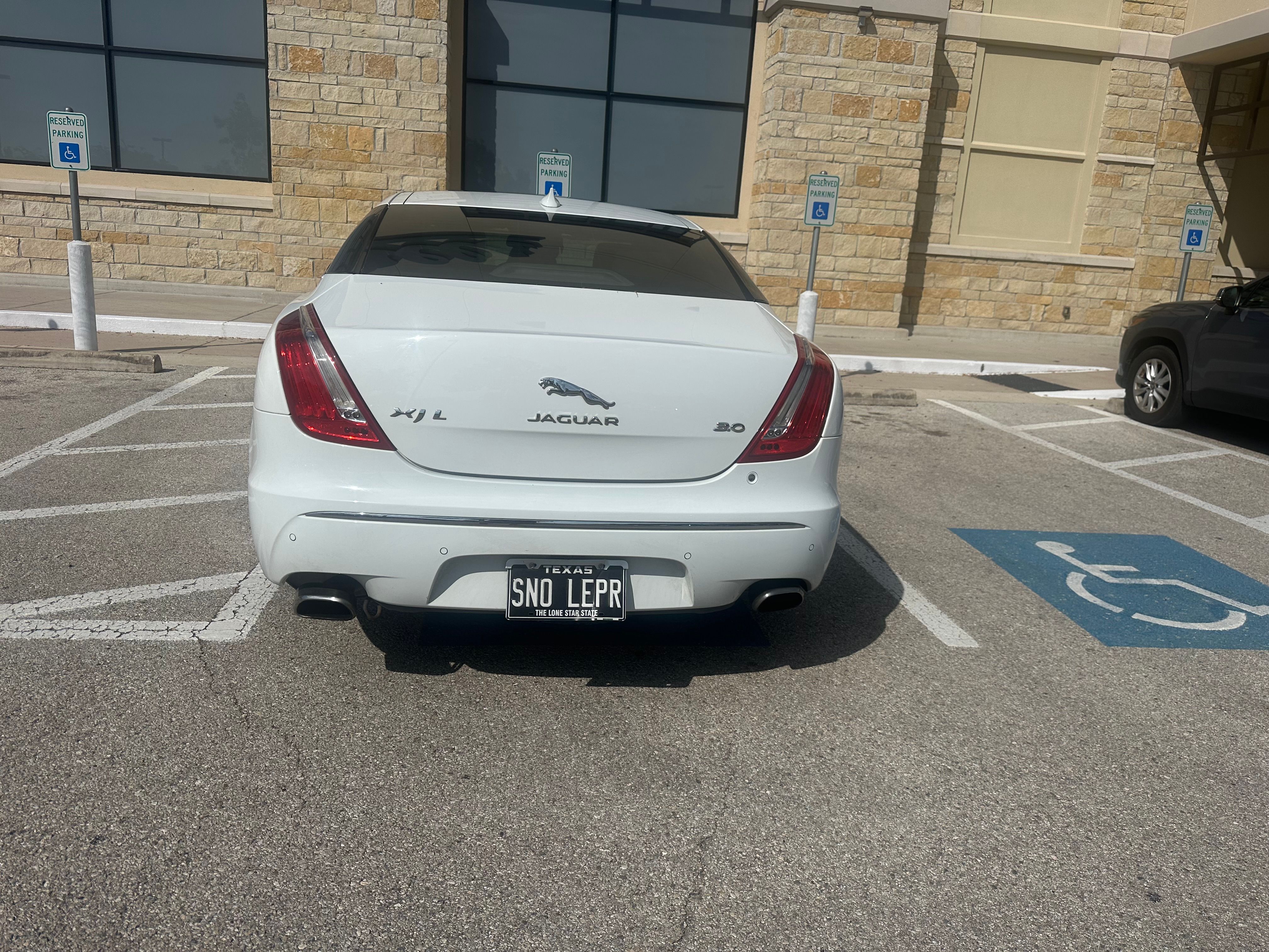 Used 2015 Jaguar XJ L Portfolio RWD image 15