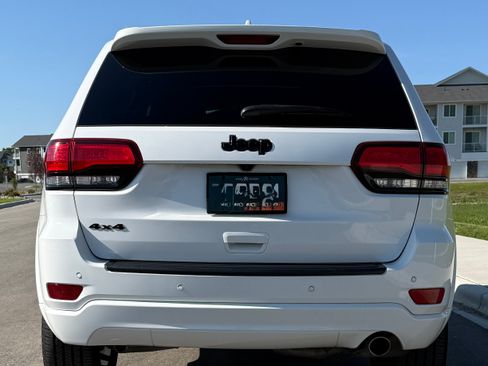 Used 2018 Jeep Grand Cherokee Altitude AWD/4WD image 5