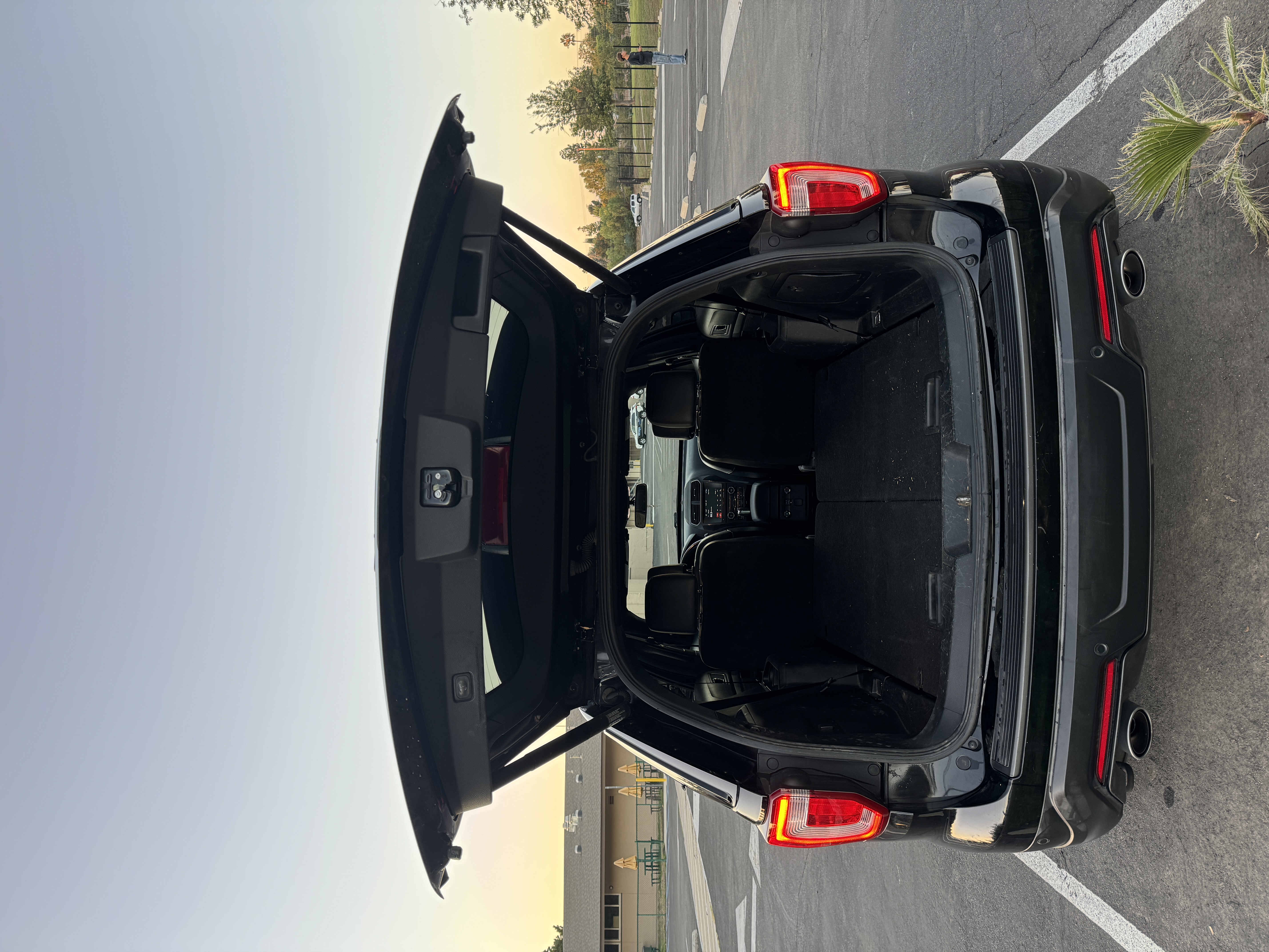 Used 2018 Ford Explorer XLT w/ Equipment Group 202A FWD image 6