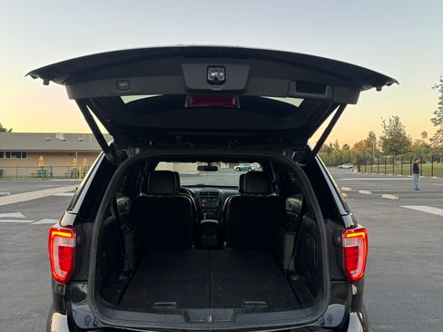 Used 2018 Ford Explorer XLT w/ Equipment Group 202A image 6