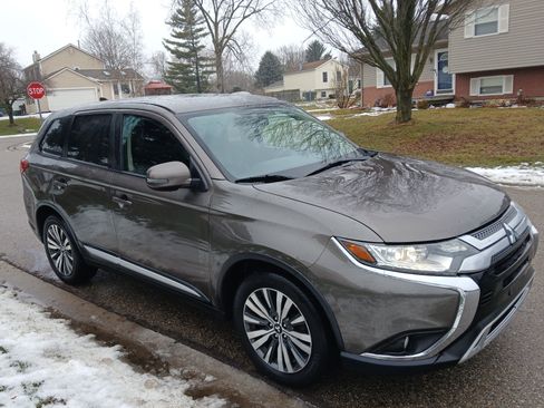Used 2019 Mitsubishi Outlander SE image 1