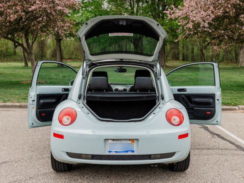 Used 2010 Volkswagen Beetle Final Edition FWD image 11