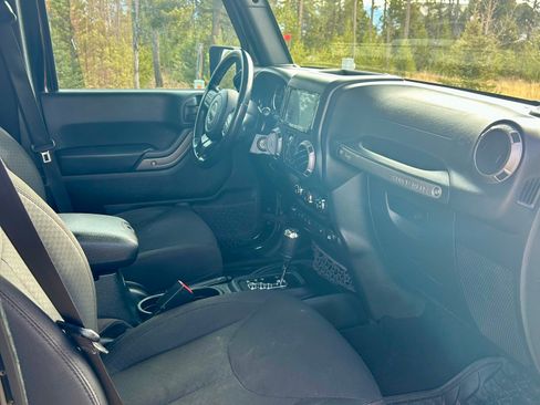 Used 2018 Jeep Wrangler Unlimited Sport S image 9