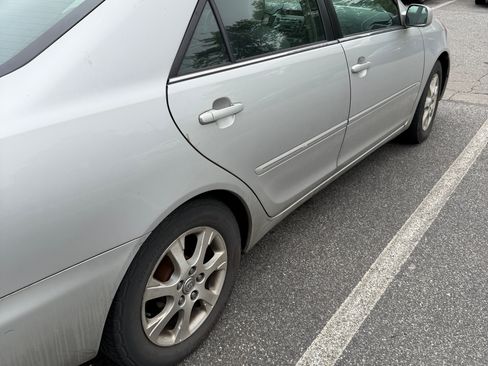 Used 2005 Toyota Camry XLE FWD image 3