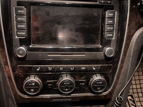 Used 2015 Volkswagen Passat TDI SEL Premium image 10