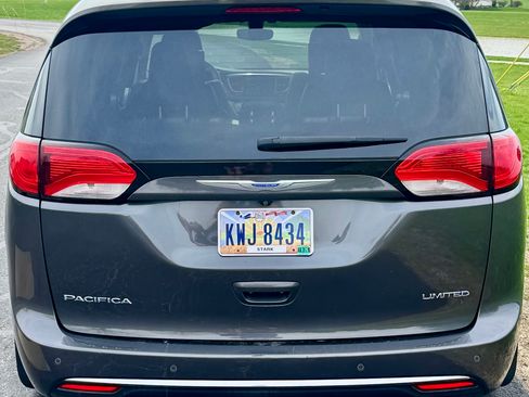Used 2018 Chrysler Pacifica Limited w/ Tire & Wheel Group FWD image 6