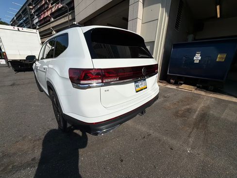 Used 2025 Volkswagen Atlas SE w/ Panoramic Sunroof Package FWD image 6