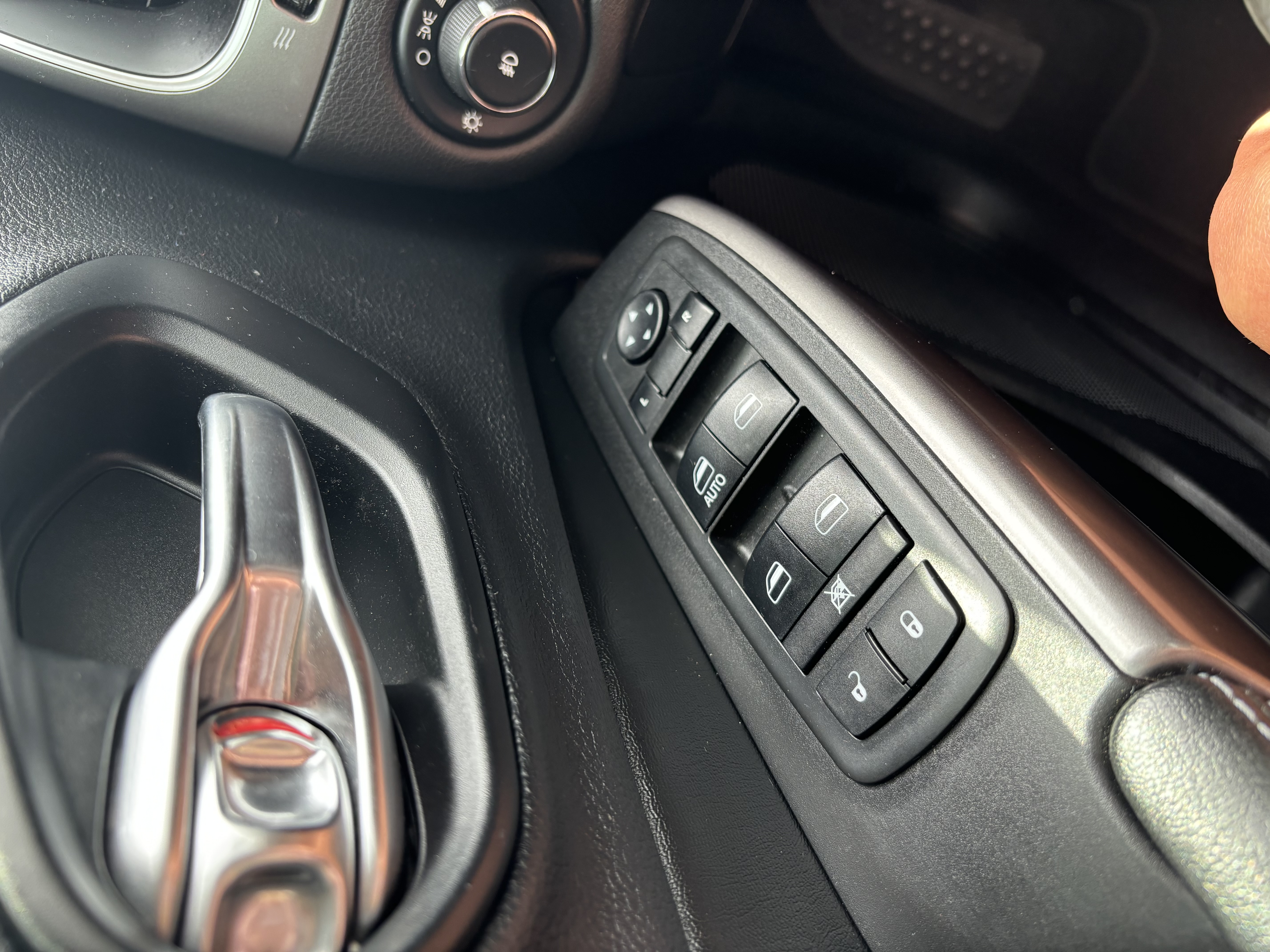 Used 2019 Jeep Cherokee Latitude w/ Popular Appearance Group FWD image 16