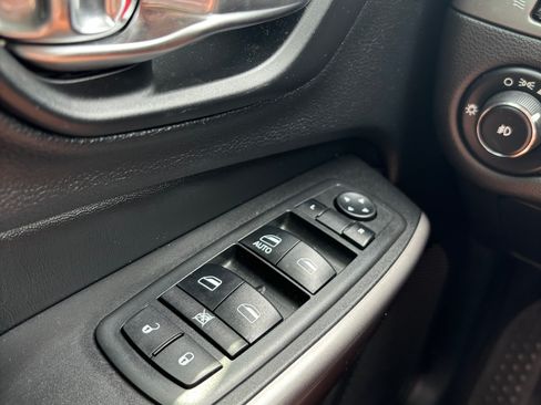 Used 2019 Jeep Cherokee Latitude w/ Popular Appearance Group image 16