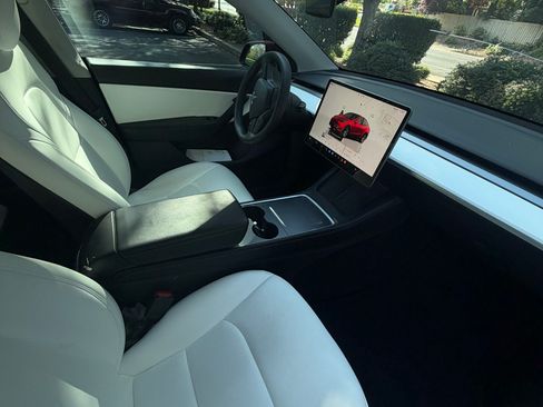 Used 2022 Tesla Model Y Long Range AWD/4WD image 8
