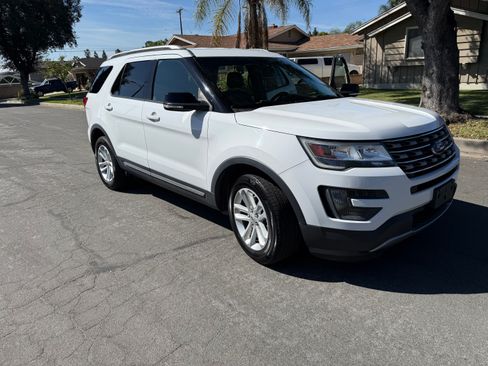 Used 2016 Ford Explorer XLT image 1