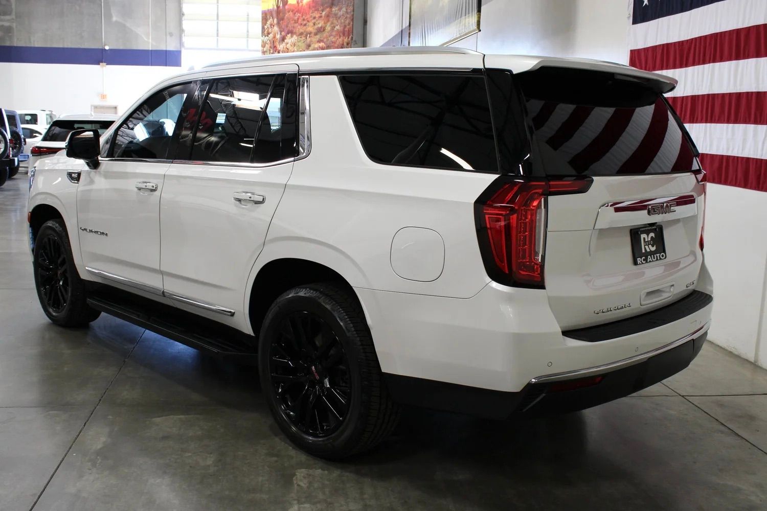 Used 2022 GMC Yukon SLT w/ SLT Luxury Package AWD/4WD image 4
