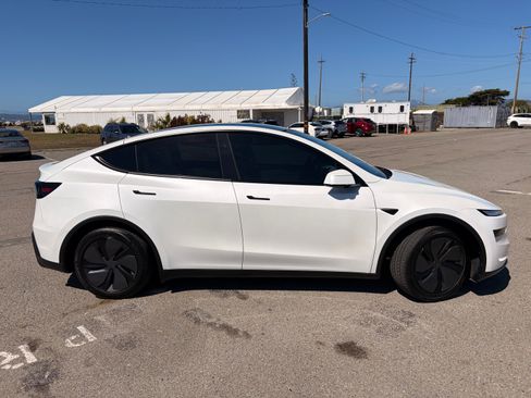 Used 2026 Tesla Model Y Long Range RWD image 5
