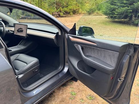 Used 2023 Tesla Model Y Long Range image 11