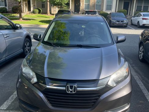 Used 2018 Honda HR-V LX image 2