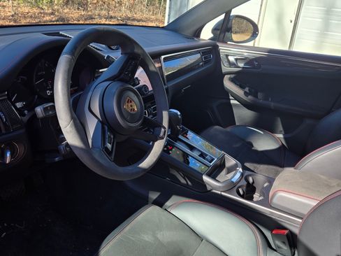 Used 2023 Porsche Macan GTS w/ GTS Sport Package image 9