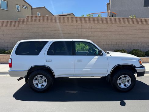 Used 2002 Toyota 4Runner SR5 image 1