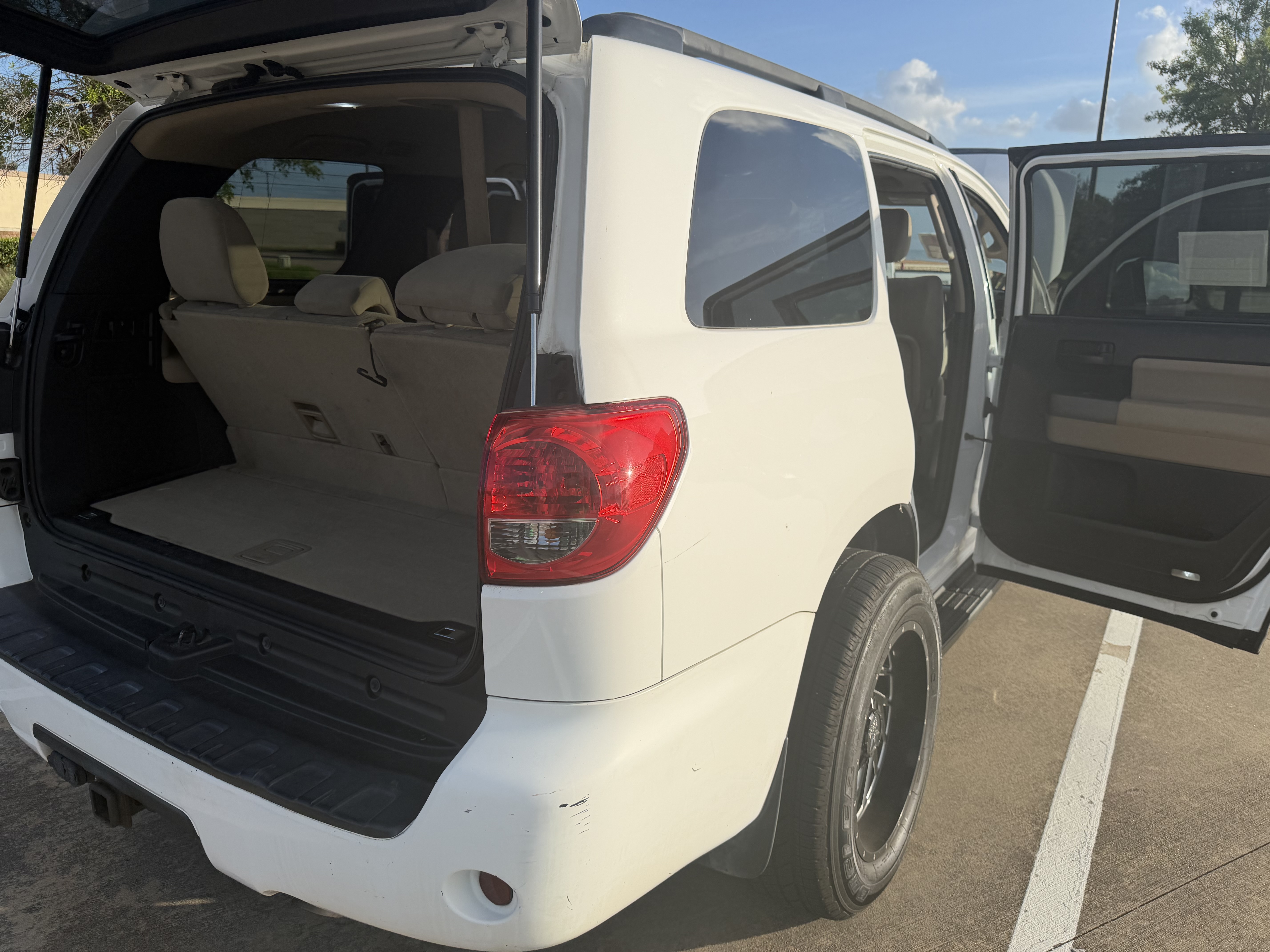 Used 2014 Toyota Sequoia SR5 RWD image 15