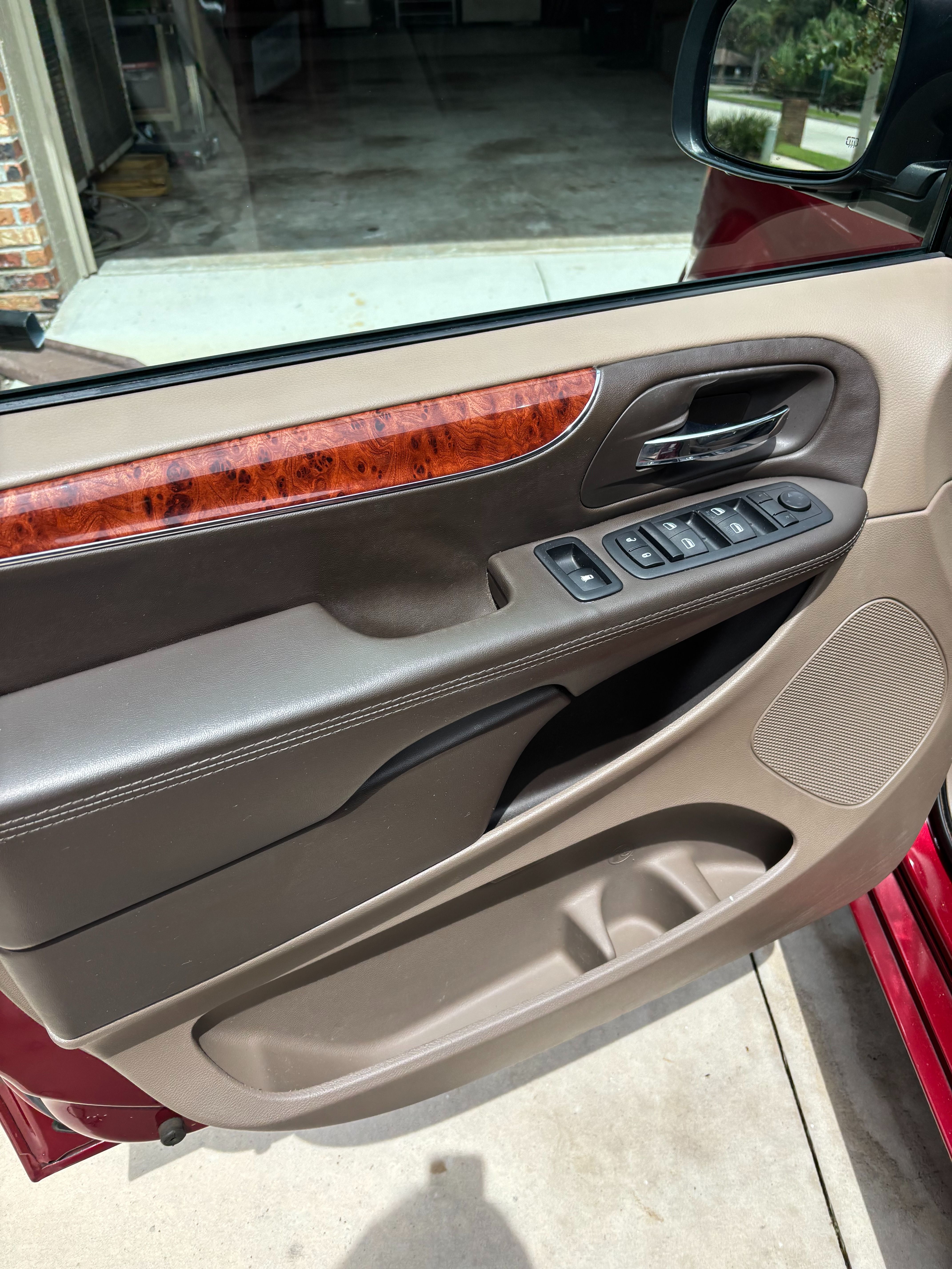Used 2016 Chrysler Town & Country LX FWD image 9