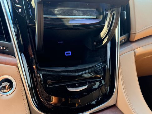 Used 2017 Cadillac Escalade ESV Platinum AWD/4WD image 22
