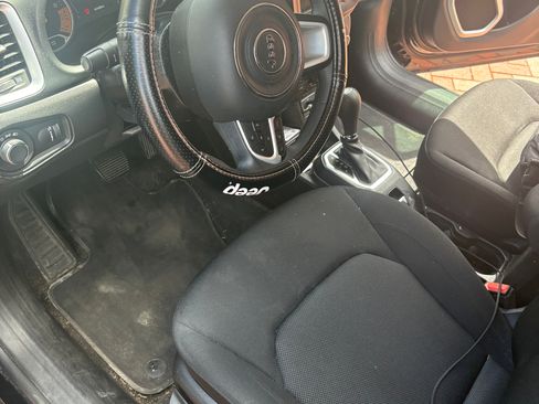 Used 2020 Jeep Renegade Sport w/ Sport Appearance Group FWD image 2