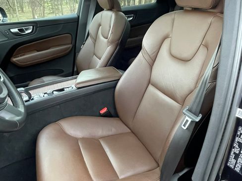 Used 2023 Volvo XC60 B5 Plus image 11