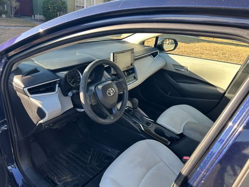 Used 2020 Toyota Corolla LE image 2