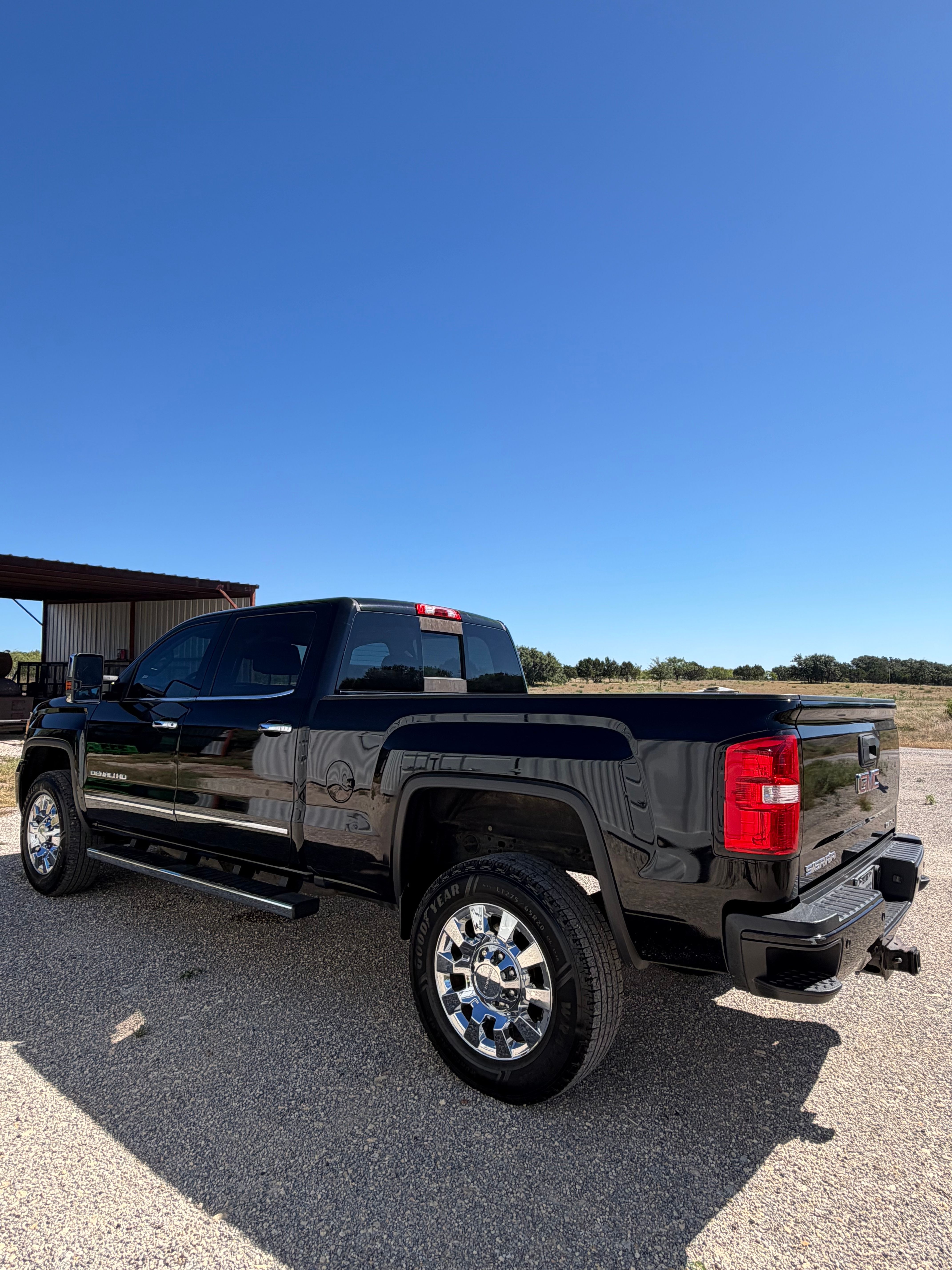 Used 2017 GMC Sierra 2500 Denali w/ Suspension Package, Off-Road AWD/4WD image 5