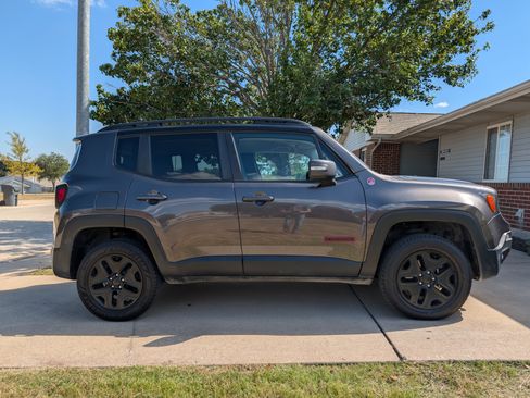 Used 2018 Jeep Renegade Trailhawk w/ Safety & Security Group image 2
