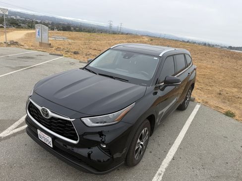 Used 2021 Toyota Highlander XLE FWD image 1
