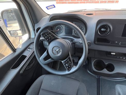 Used 2023 Mercedes-Benz Sprinter 1500 image 12