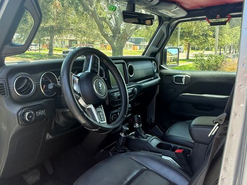 Used 2018 Jeep Wrangler Unlimited Sahara AWD/4WD image 4