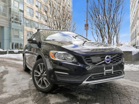Used 2018 Volvo V60 T5 Cross Country w/ Convenience Package image 1